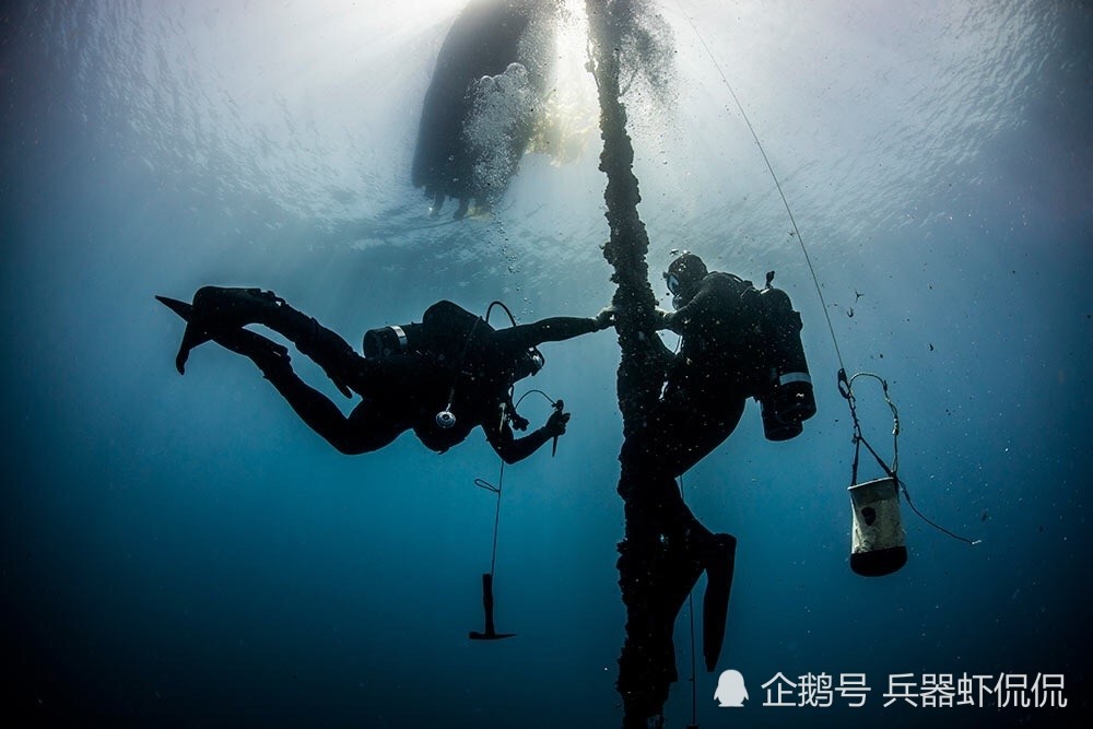 如果潜艇在交战中在水下被击毁,艇员可以如何逃生?