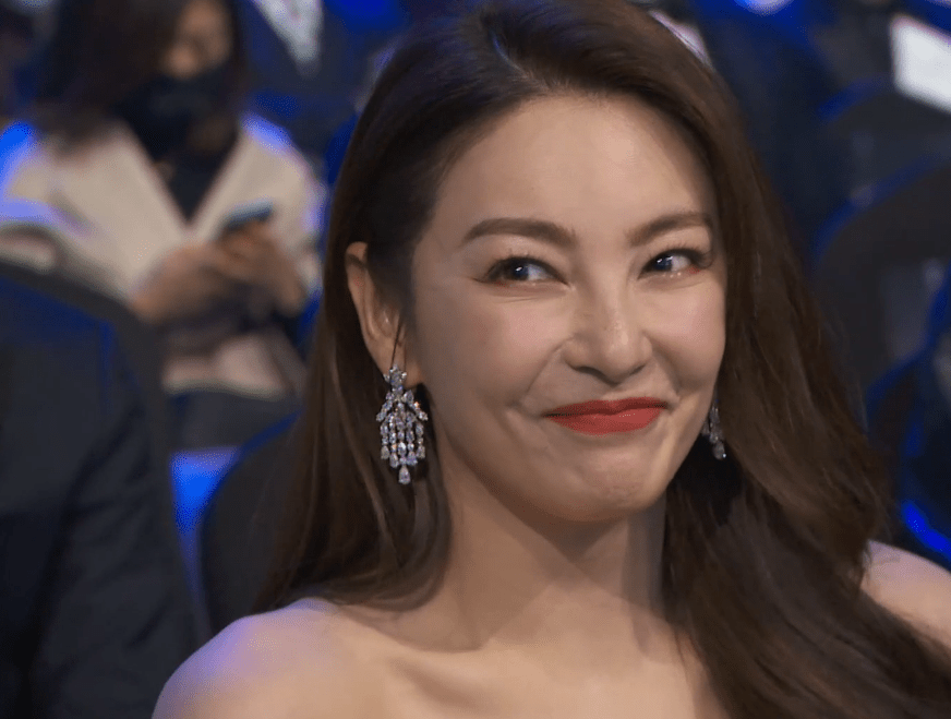 张雨绮最新路透发福开怀大笑法令纹抢镜被嘲脸太僵硬