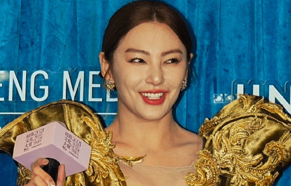 张雨绮最新路透发福开怀大笑法令纹抢镜被嘲脸太僵硬