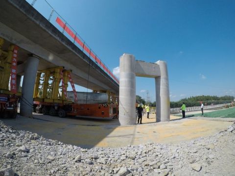 斜交旧桥"转正"再利用 安徽首座高速天桥成功"转体"