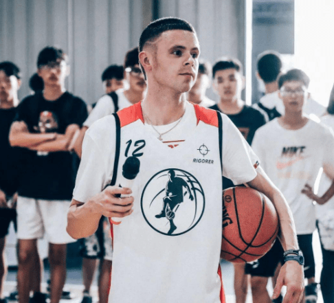 1984年,格雷森-鲍彻出生于美国俄勒冈州的一个小城市,由于父母并不是