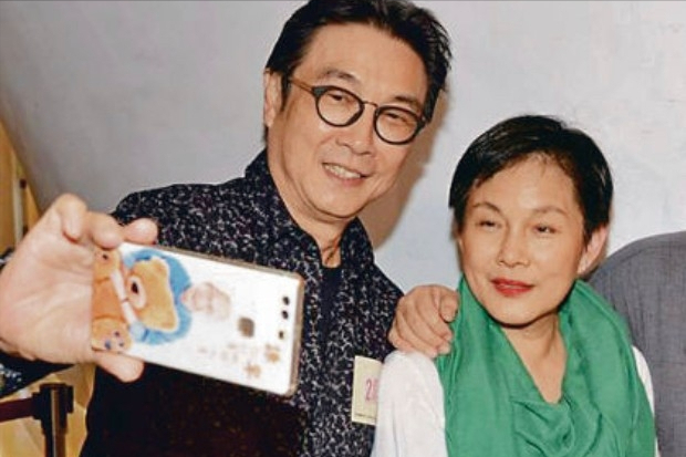 李影活泼爱玩,刘松仁安静内敛,他们就像两只刺猬,努力的拥抱对方,无奈