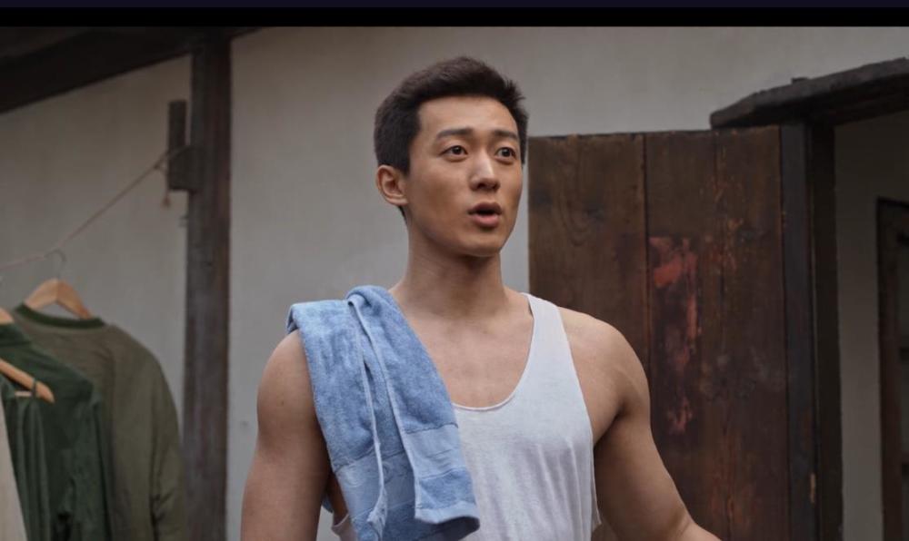 《乔家的儿女》从戚成钢的一个动作,可以看出他以后有家暴倾向,剧中早