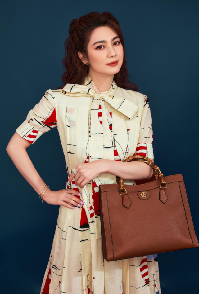 快50的洪欣的身材真不像中年人,穿衬衫裙不输小姑娘,优雅有魅力