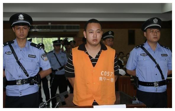 2001年,兰新诚在大新县实验中学念初三,由于这时候正值青春期,兰新诚