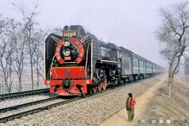 牵引旅客列车的人民型蒸汽机车牵引旅客列车的东方红3型内燃机车当402