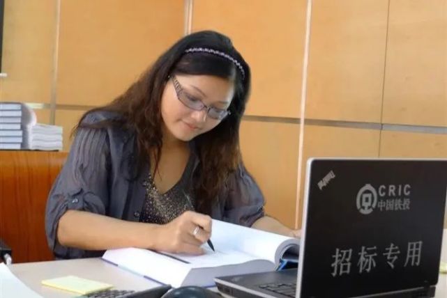江服30年丹心谱探索产教融合新路径江服教授闵悦谈时装设计育人