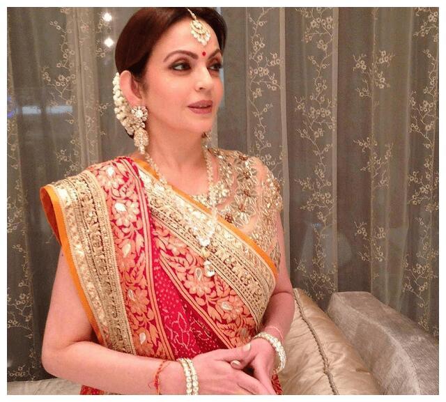 印度首富夫人穿樱花粉水晶裙鼻环上镶满钻石丈夫30年不变心