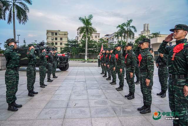 退役老兵向中隊留隊戰友行最後軍禮(中國軍網·解放軍新聞傳播中心融