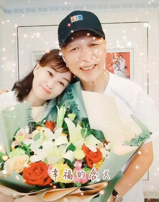 金牌丑角李明为妻子庆生结婚几十年仍恩甜蜜女儿近照可爱