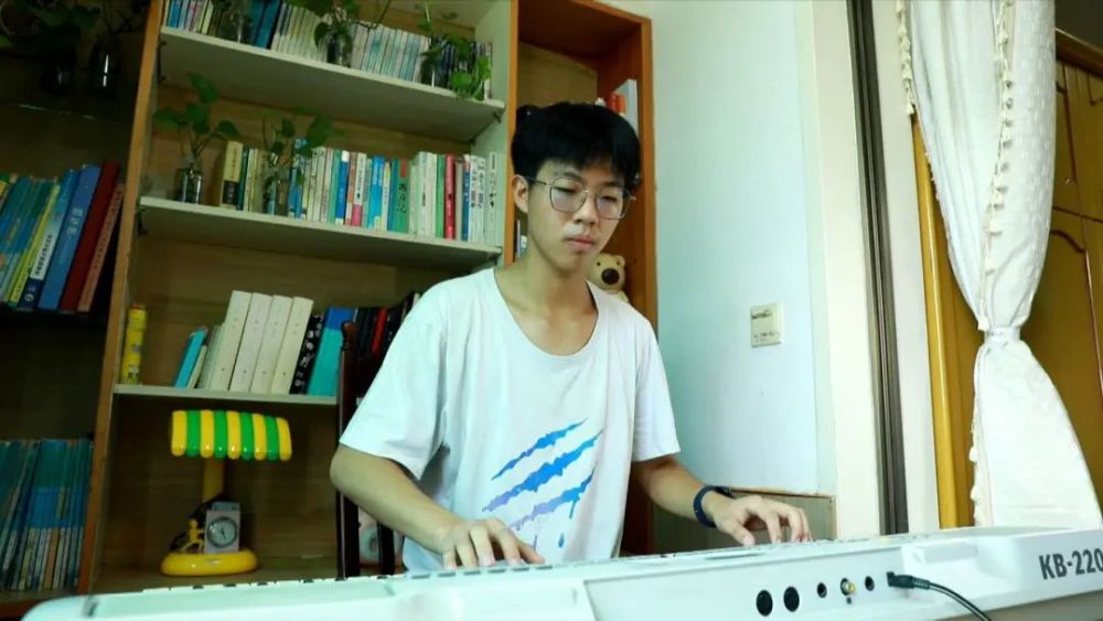 湖南双胞胎兄弟轻松上一本!1年成绩前进300名,他们有什么秘诀?