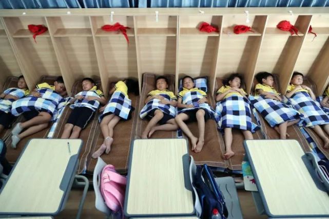教室柜子里有机关一拉就变床温州这些小学生午休真舒坦
