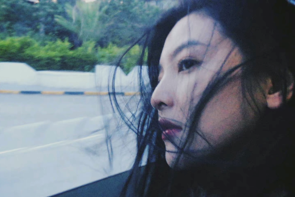 章若楠治愈系胶片随拍每一张都是头像侧脸太优越