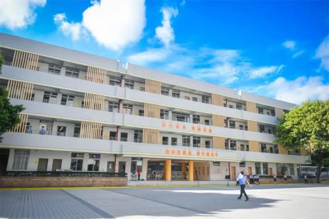 5个校门,3个操场,2个广场,改造工程涵盖8栋教学楼外立面,铁一小学校园