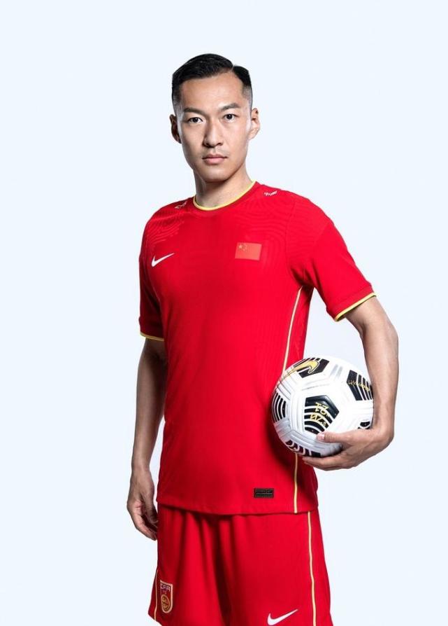 中国男足新款球衣出炉,23名国脚整装待发