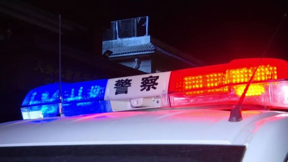 深夜 呼和浩特一辆面包车晃晃悠悠 别停了巡逻警车…_腾讯新闻