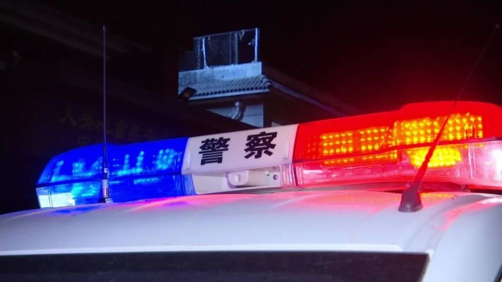 啥情况深夜呼和浩特一辆面包车晃晃悠悠别停了巡逻警车