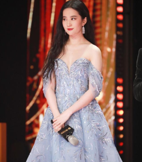 33岁的国民天仙刘亦菲出席活动,穿一字长裙惊艳四方,颜值无敌