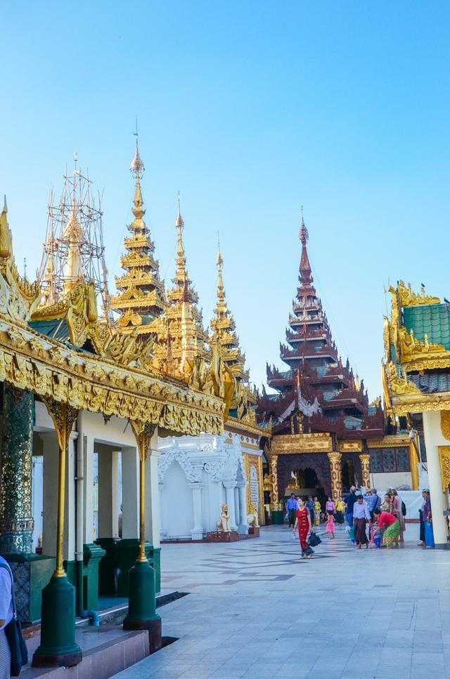 女生的叫"隆基";男生叫"布梭",均是缅甸语发音哟