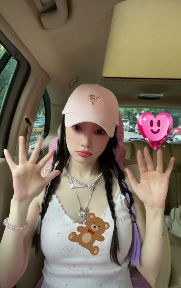 李小璐带娃划船,穿吊带手臂纹身抢镜,甜馨皮肤黝黑对镜比耶_腾讯新闻