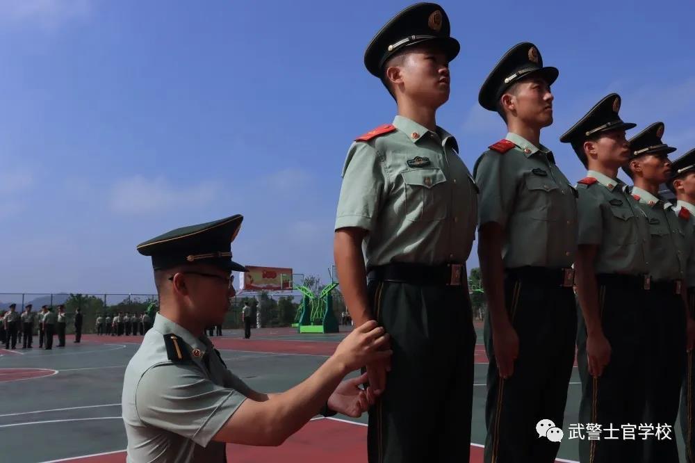 著每一名新學員的蛻變 一時間 被汗水打溼的軍裝 成了武警士官學校 一