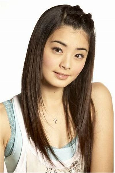 荧幕上的她古典妩媚,然而现实中的夏如芝更倾向于休闲穿搭.