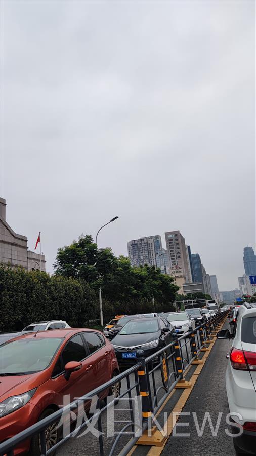 开学头两天早晚高峰拥堵加剧有3个原因,武汉交警吁请市民绿色错峰出行
