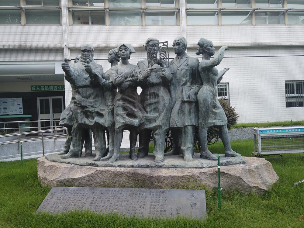 佛山一院感染科非典纪念雕塑谈医患:像朋友一样地"聊""大部分的医患