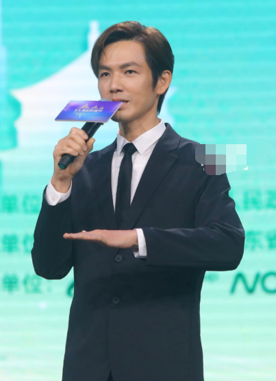 钟汉良活动近照曝光窄腰肩宽隐约看出腹肌46岁少年感十足