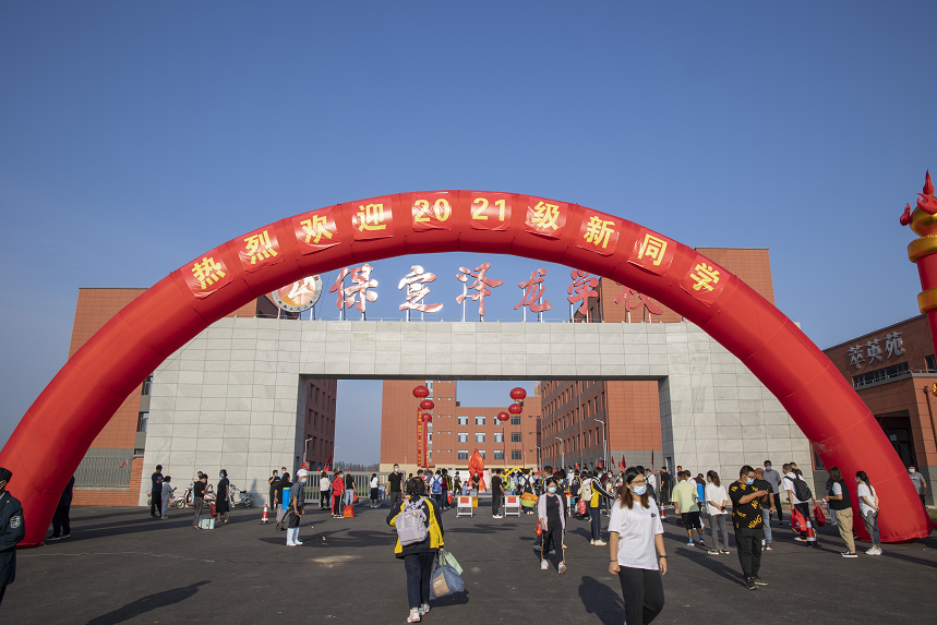 保定这所学校学生这样做能先一步到教室呀_腾讯新闻