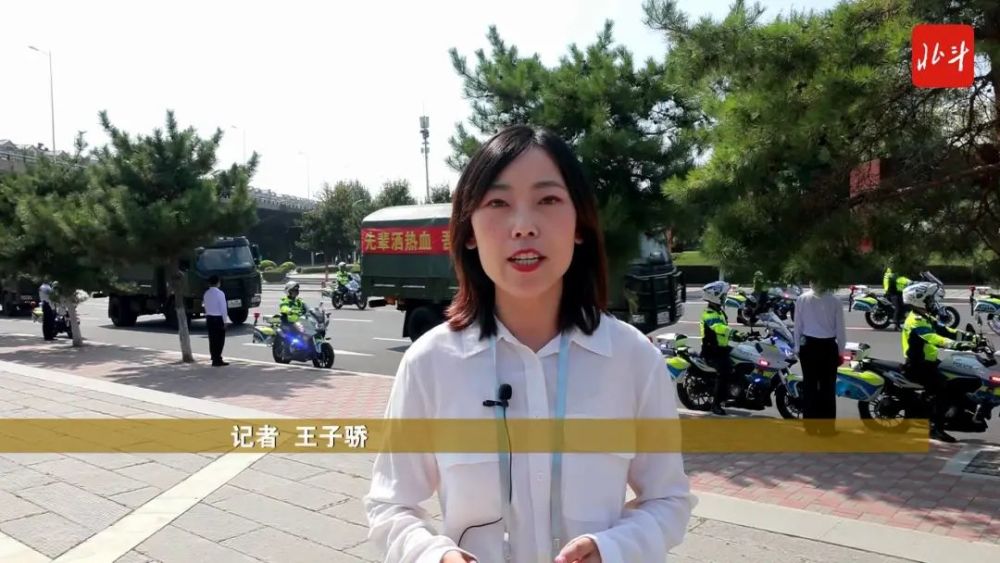 记者 王子骄"现在车队正在缓缓驶入烈士陵园,护送着109名在韩志愿军