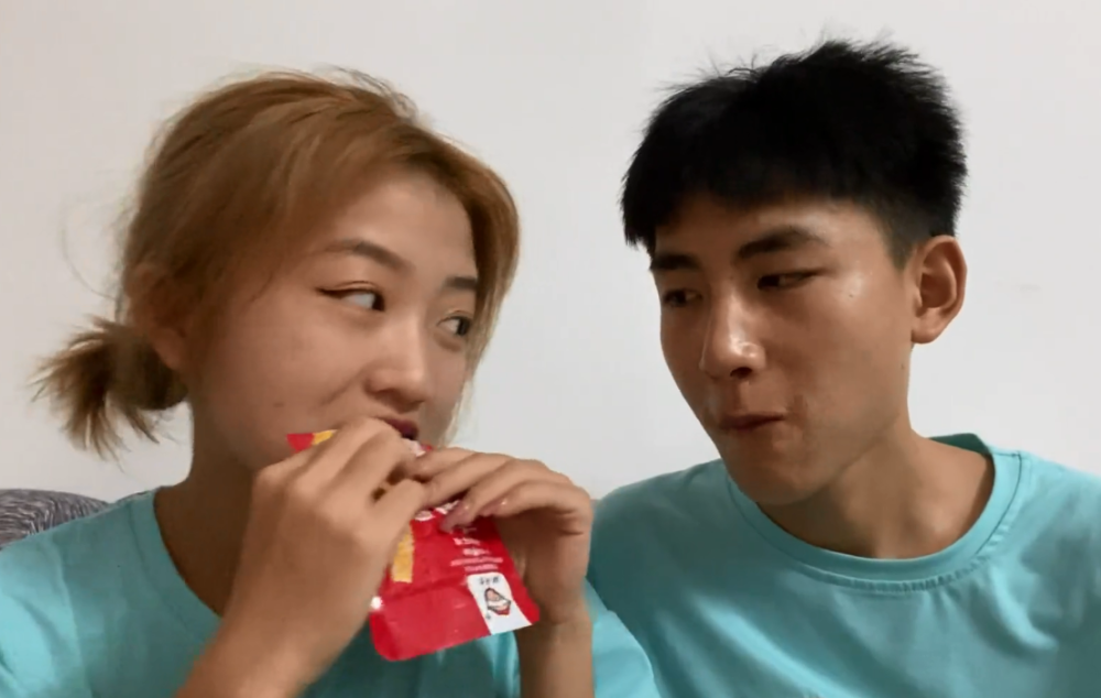 刚走上网红这条路的时候,梁小友的热度并不高,录制的作品看的人也特别