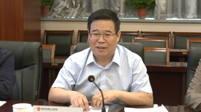 在随后的座谈会上,钟立琰汇报了今年以来盐湖区人民法院重点工作开展