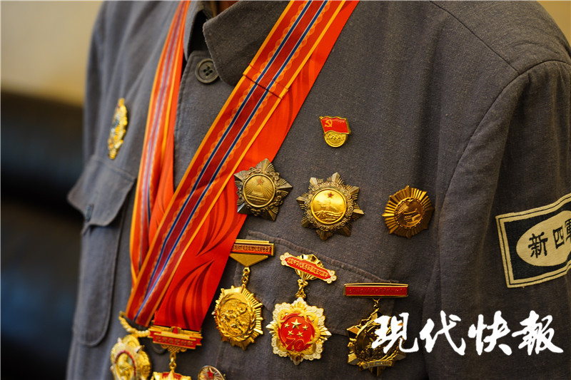新四军老战士重穿军装忆峥嵘岁月