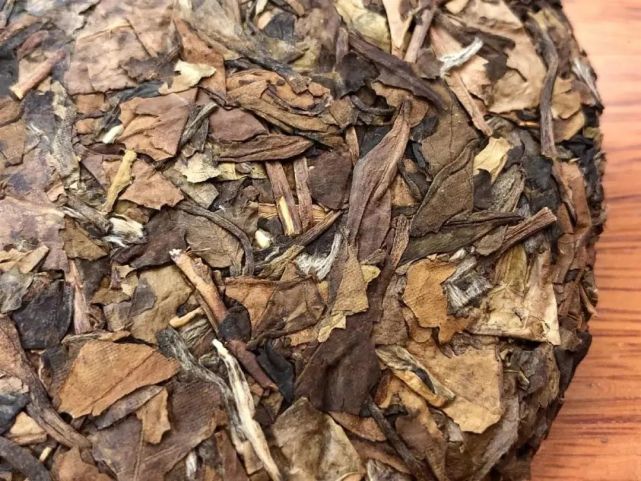 茶友提问只有小部分发霉的白茶饼能撬掉发霉的部分继续喝吗