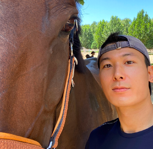 朱珠怀孕也爱美,穿斜肩裙外出还涂红唇,老公王昀佳主动帮拿包