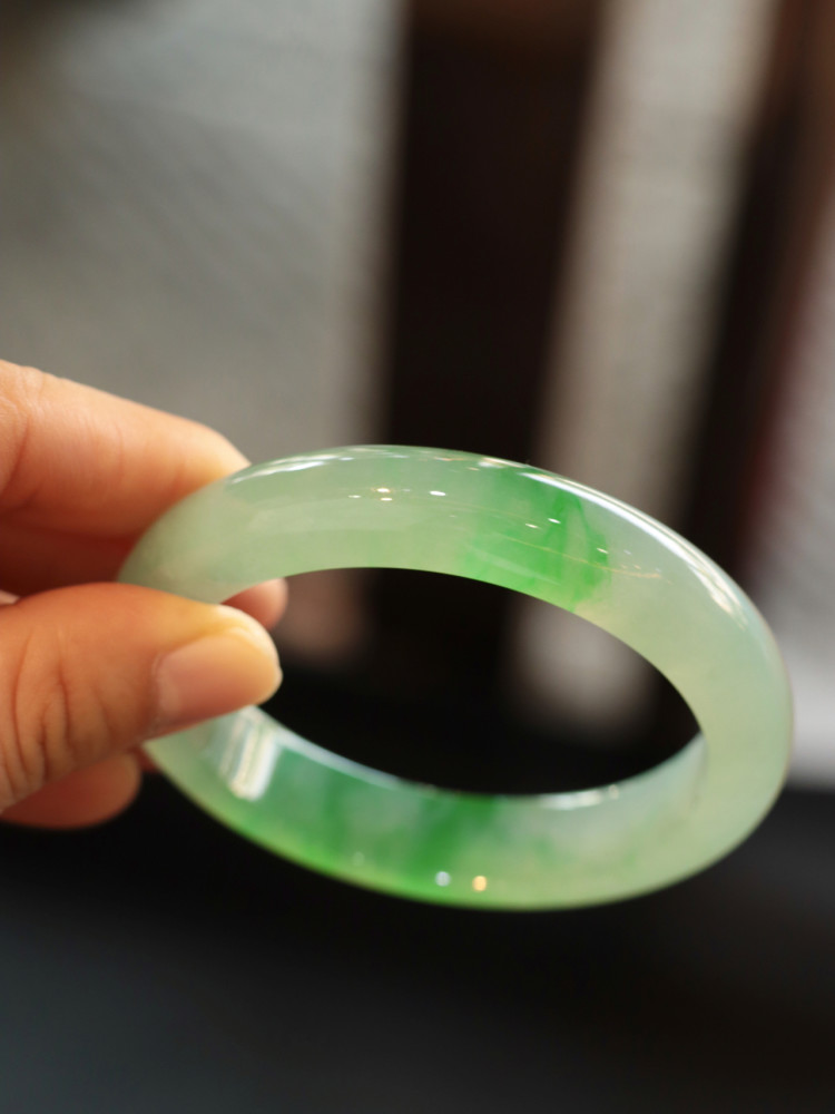 翡翠手镯糯冰飘阳绿