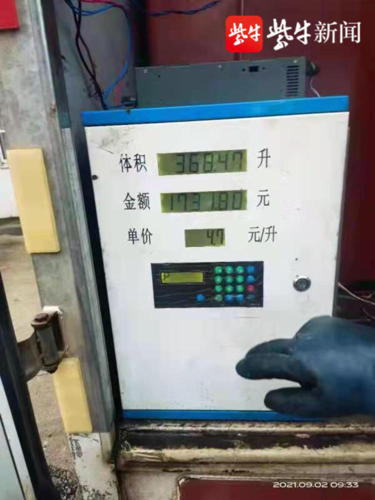 黑加油车给大货车加油被民警抓个现行