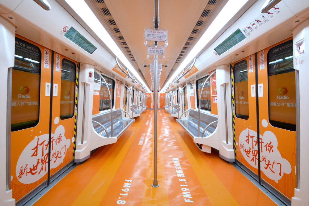 西安地铁车厢外的卫伪道士