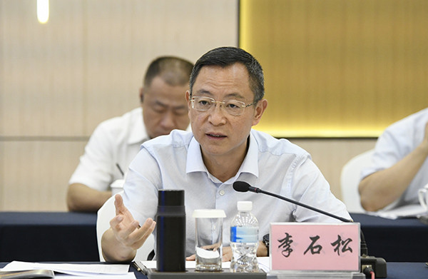 杨旭彬和国开行云南省分行党委委员,副行长方建军一行的到来表示欢迎