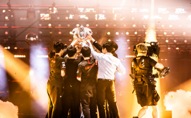 打开腾讯新闻,查看更多图片 >就在edg众人喜气洋洋,捧杯领奖,接受各路