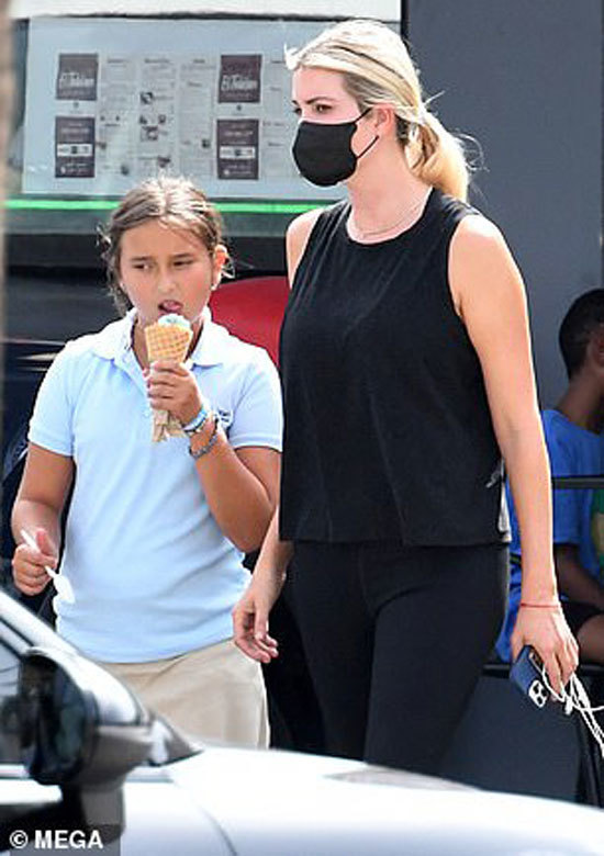 伊万卡带娃吃冰淇淋宽松背心难掩挺拔身姿现在只想当好妈妈