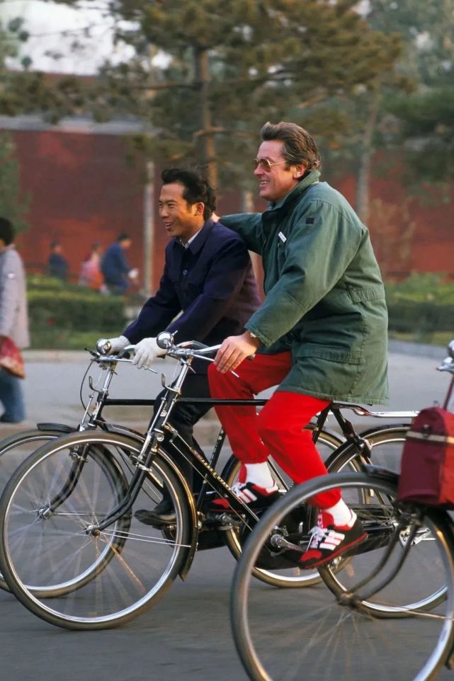 眼中的"中国风:他身穿红色运动服,骑着凤凰牌自行车穿梭于北京街头