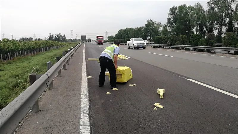 路面抛洒隐患多民警化身清道夫为群众办实事