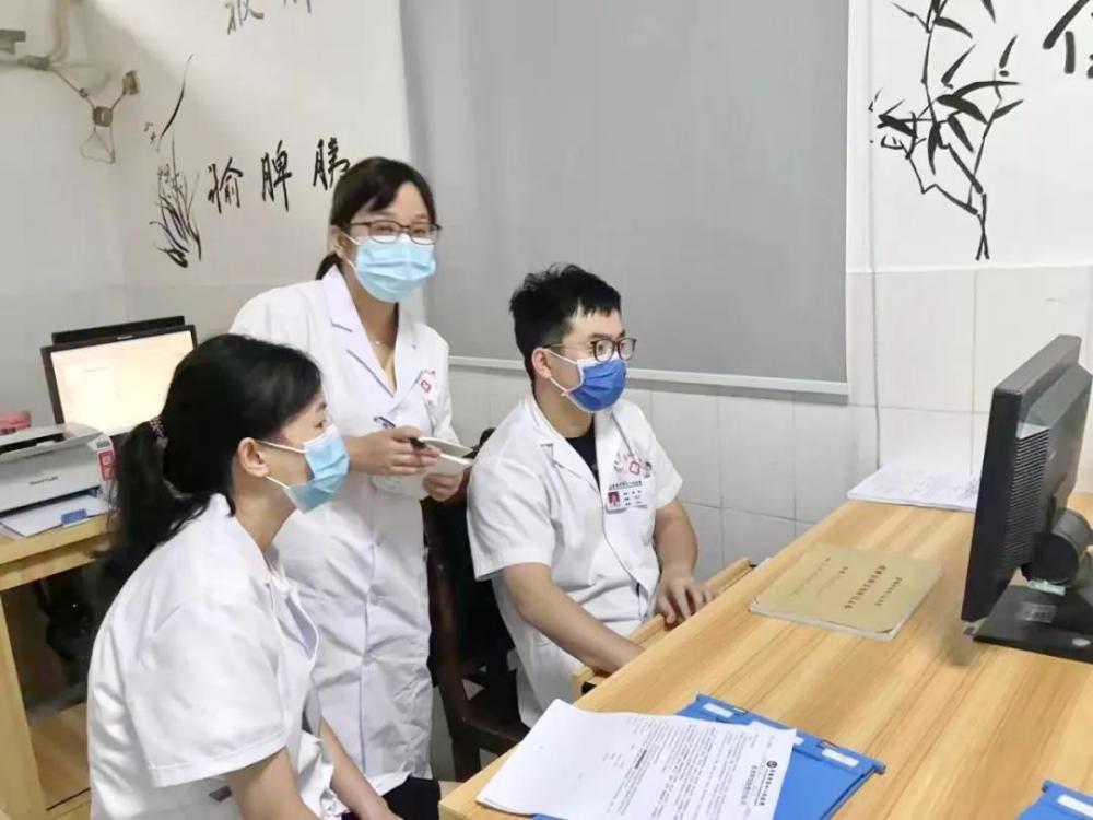 目前,常德市第四人民医院药剂科共有四名专职临床药师,临床药师们的