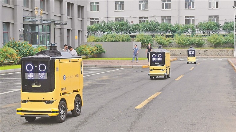 无人驾驶送餐车高校上岗图