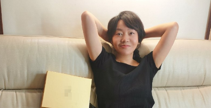 50岁闫妮素颜照罕曝光眼窝凹陷头发泛白穿居家服仍难掩风情