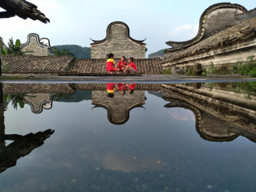 嬉戏镬耳楼(林红途摄)牛迳村特色民宿牛迳村,位于清远市清新区浸潭镇