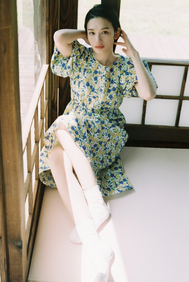 张柏嘉最新写真曝光,碎花裙清新灵动,妥妥气质女神