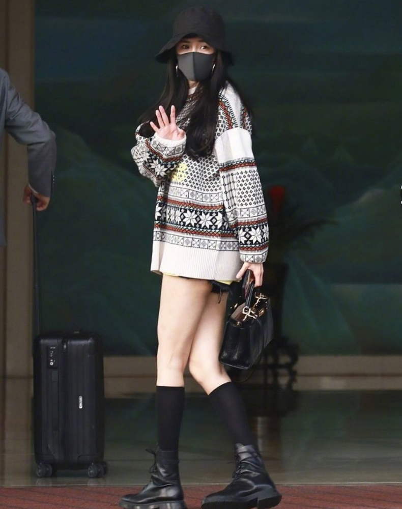 杨幂女团风穿搭元气十足红格子裙配马丁靴巨显腿长秋天穿太实用了